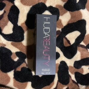 Brand New Never used HUDA BEAUTY LATTE 300N
